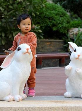 户外仿真卡通兔子雕塑摆件玻璃钢花园林动物幼儿园景观草坪装饰品