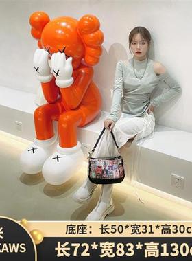 克莱因蓝网红店落地大摆件坐姿美发店公仔玻璃钢雕塑客厅装饰