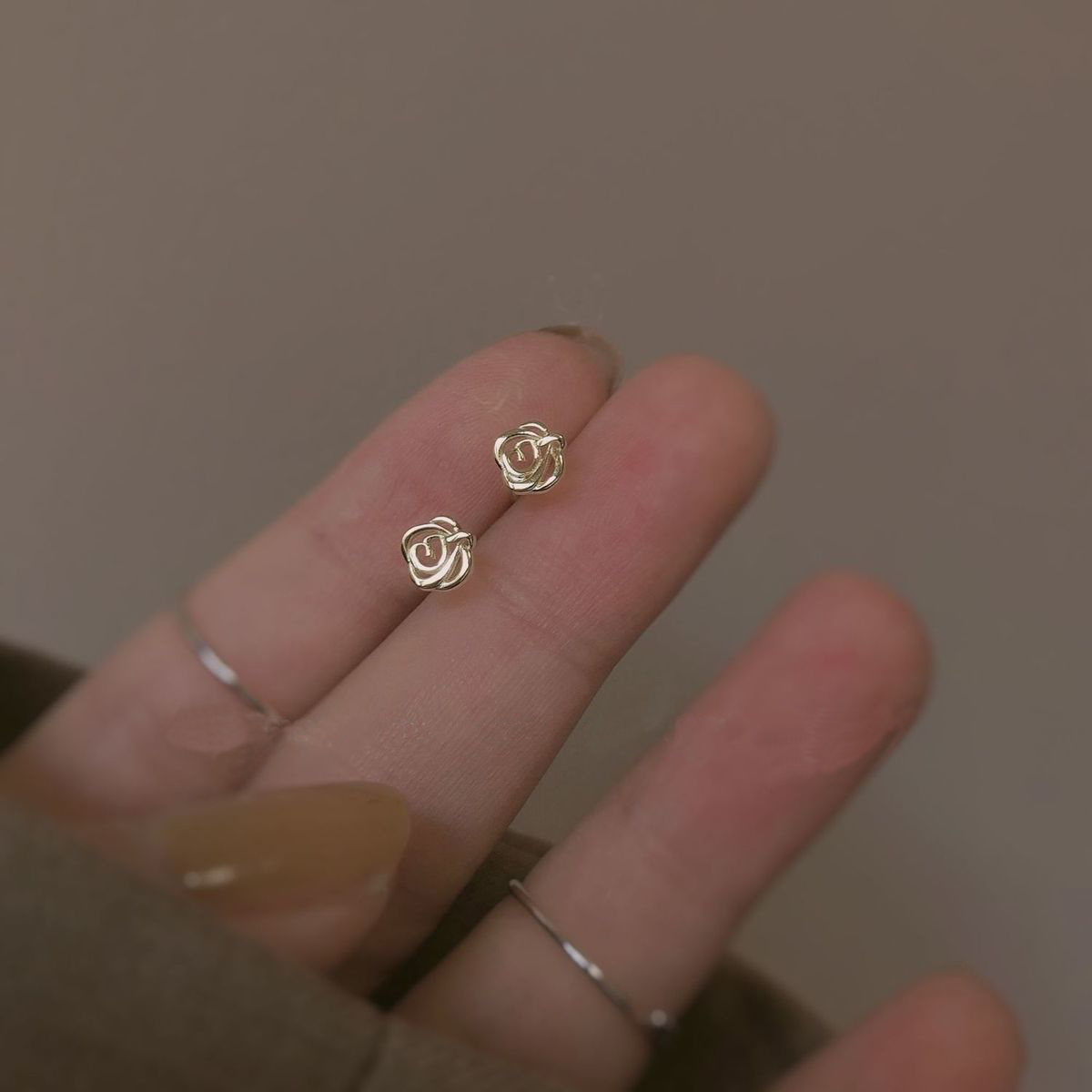 法式迷人小玫瑰花耳钉优雅小巧简约气质迷你耳饰养耳花卉独特银饰