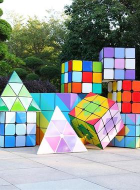 玻璃钢几何魔方雕塑幼儿园游戏城影院电竞彩色三角积木装饰品摆件