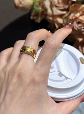 黄金色光面素圈宽版菱格纹戒指