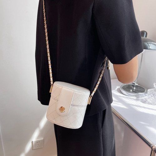 今年流行mini迷你小包包女2025新款潮夏季小包菱格链条斜挎口红包 - 图3