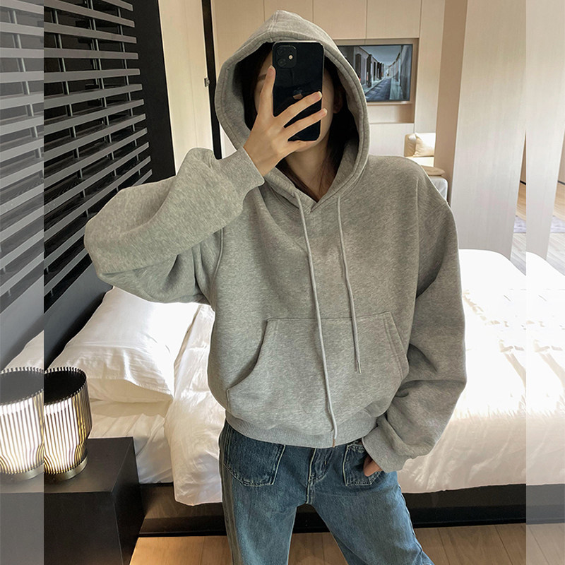 巨好看的短款连帽灰色卫衣女秋冬新款加绒加厚小个子套头宽松上衣