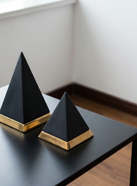 现代简约金色底座三角摆件