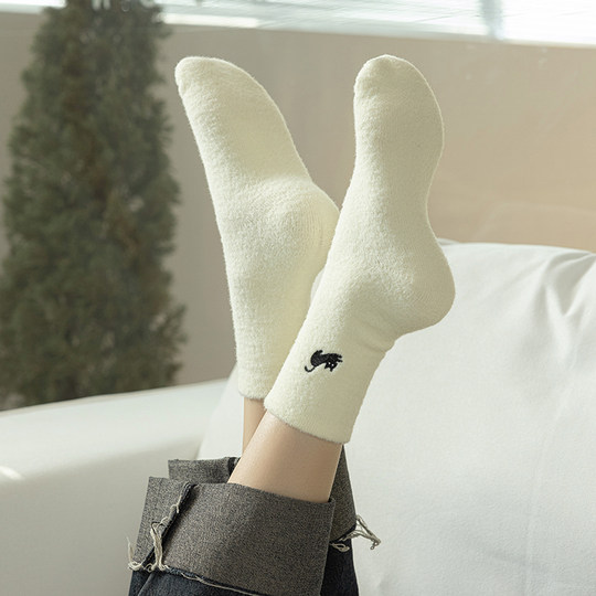 Soft and warm! Plush embroidered foot warmers are the 2025 new product to keep you warm in winter