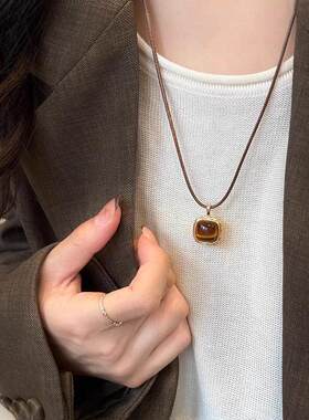 秋冬虎眼石皮绳抽拉项链女美拉德雅丹风长款毛衣链简约时尚锁骨链
