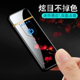 Синья мужская жадная машина манты торопится с сигаретой крупного рогатого скота, чтобы отправить своего парня