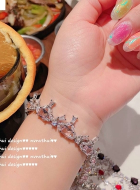 璀 璨石榴红宝石花朵链镀锆18K金猪多梯切面石花朵手手镯鼻子手链