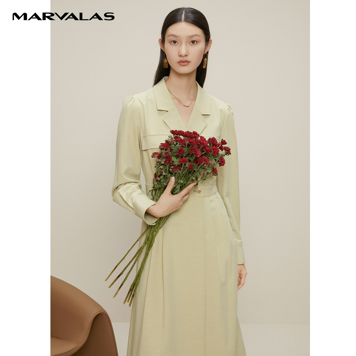 曼德诗绿色连衣裙2024冬季新款简约中长收身裙法式通勤西装领裙子,淘宝优惠券,粉丝福利购,淘宝优惠卷