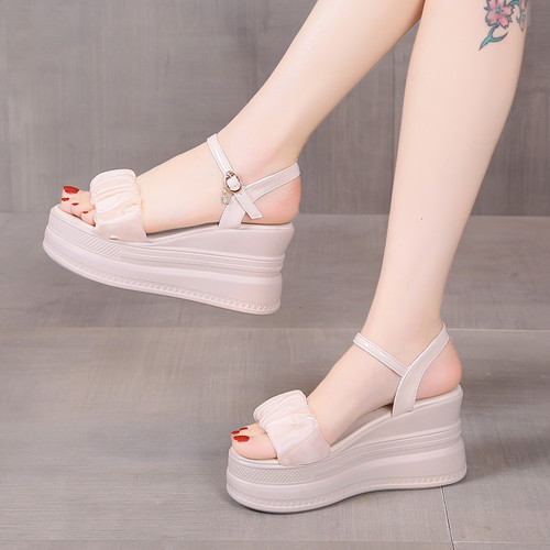 内增高厚底凉鞋女2025年新款夏季坡跟仙女风配裙子一字扣带高跟鞋 - 图1