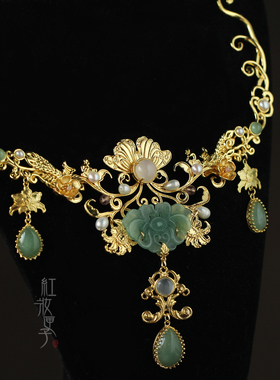红妆匣子东陵玉蝴蝶卷草项圈