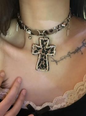 复古豹纹黑色皮质十字架项链女锁骨链choker朋克千禧辣妹风颈