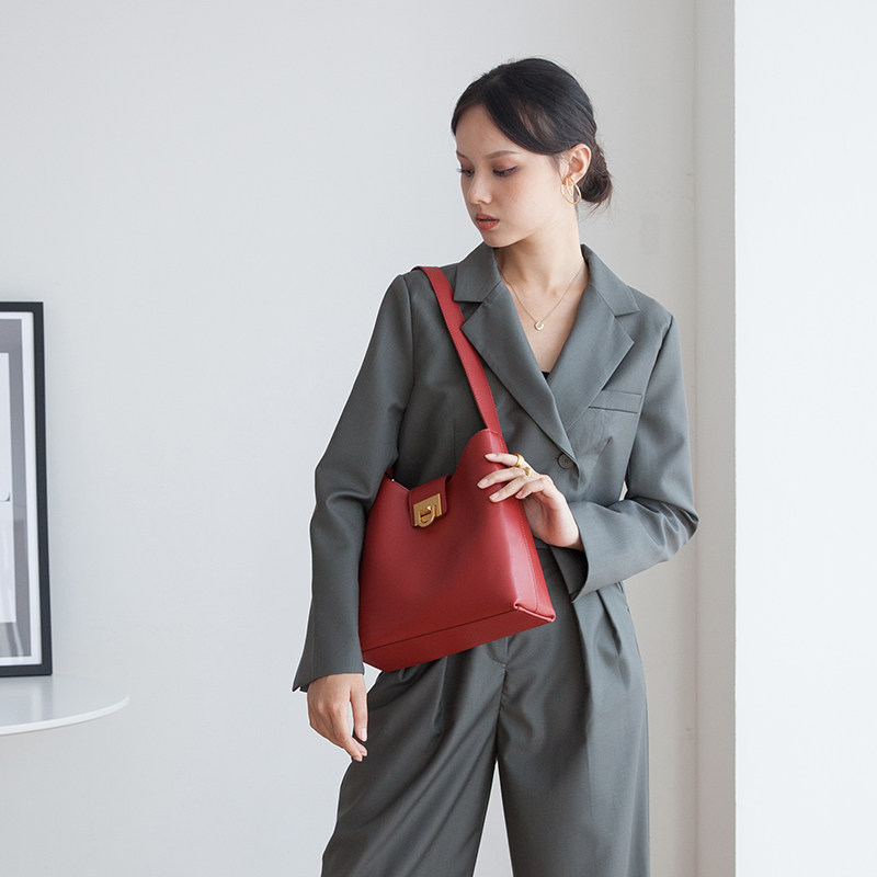 宽带2020新款潮复古百搭小众水桶包 宝丽妮女士包袋