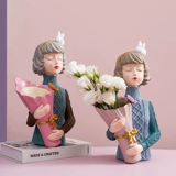 Северная творческая рука держала жидкую гостиную девушек сухой цветок обменушированные украшения легкие роскошные домашние крыльца Движение дня рождения