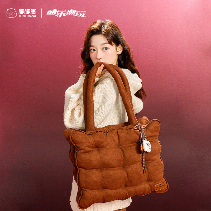 酷乐潮玩豚豚崽巧克力工坊毛绒双肩包卡皮巴拉痛包可爱水豚单肩包,淘宝优惠券,粉丝福利购,淘宝优惠卷