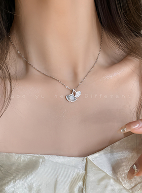 有薄与荷女金色枫叶项链