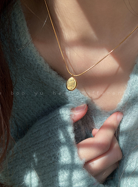 金色钛钢字母椭圆轻奢吊坠项链