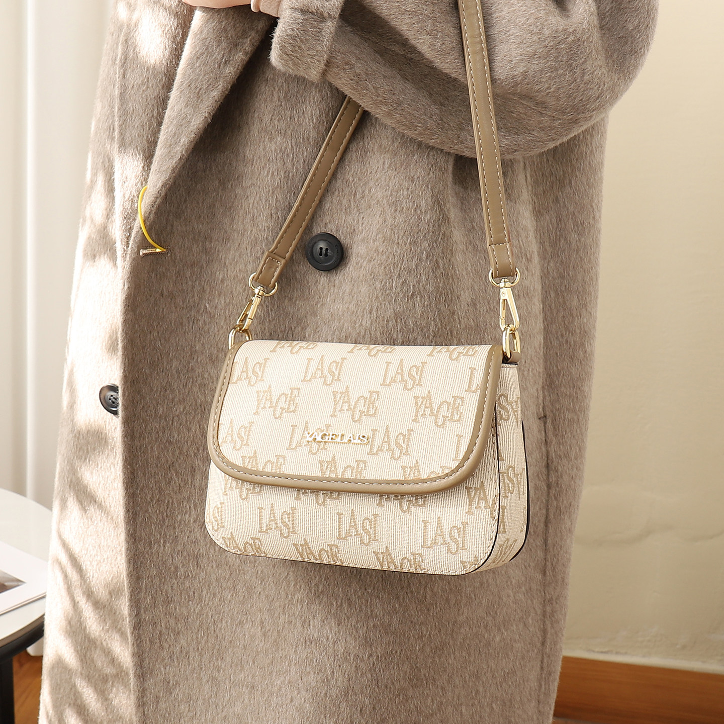 包包女式新款百搭翻盖小方包时尚印花单肩斜挎包高级感通勤小包包,淘宝优惠券,粉丝福利购,淘宝优惠卷