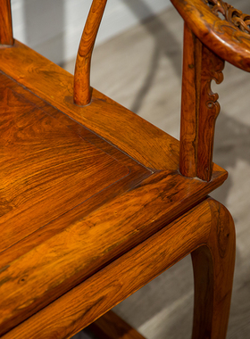 黄花梨镶瘿木束腰卷草纹托泥圈椅成堂（四椅两几）古典家具收藏