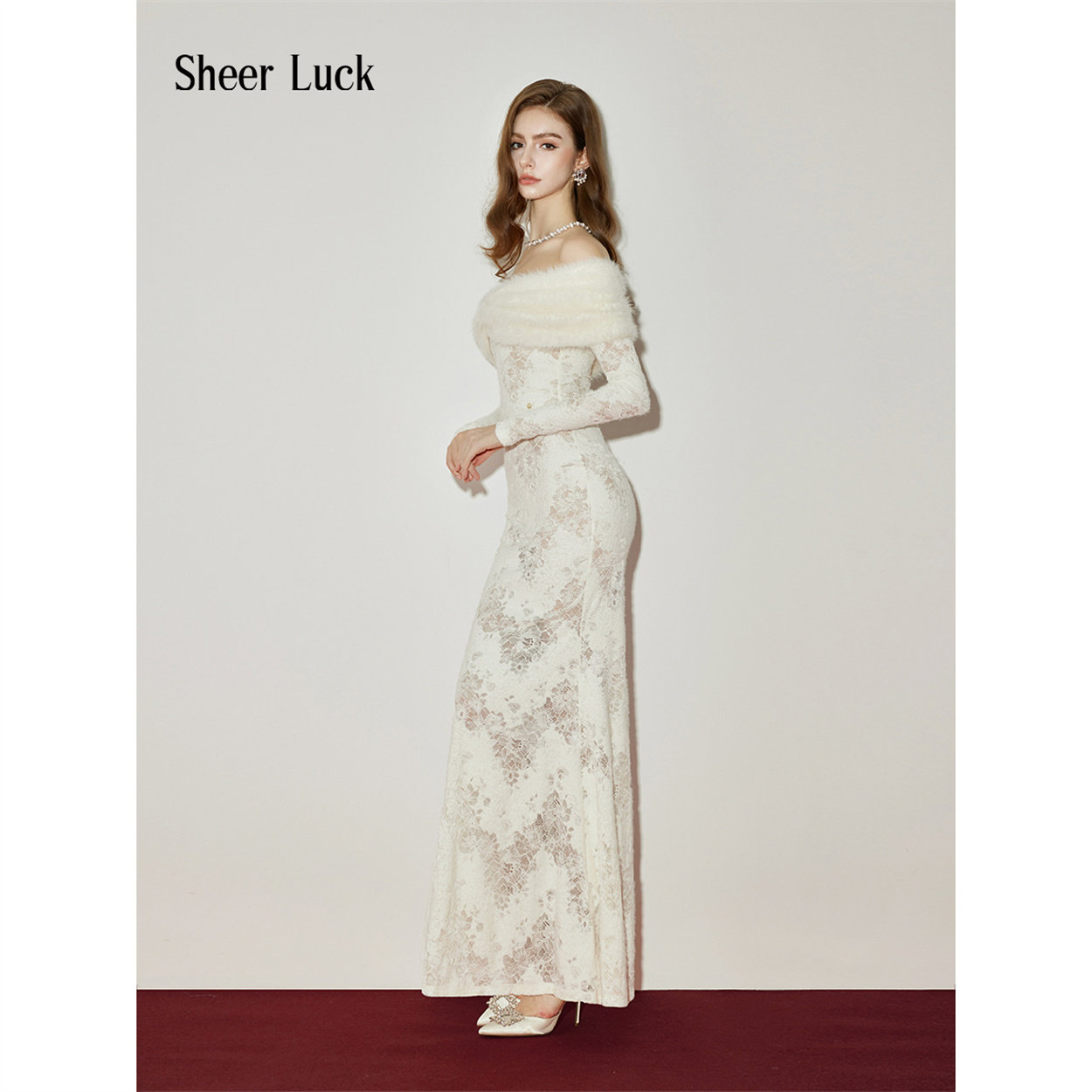 【折】Sheer Luck Cynthia 一字肩毛领长袖修身蕾丝连衣裙精致