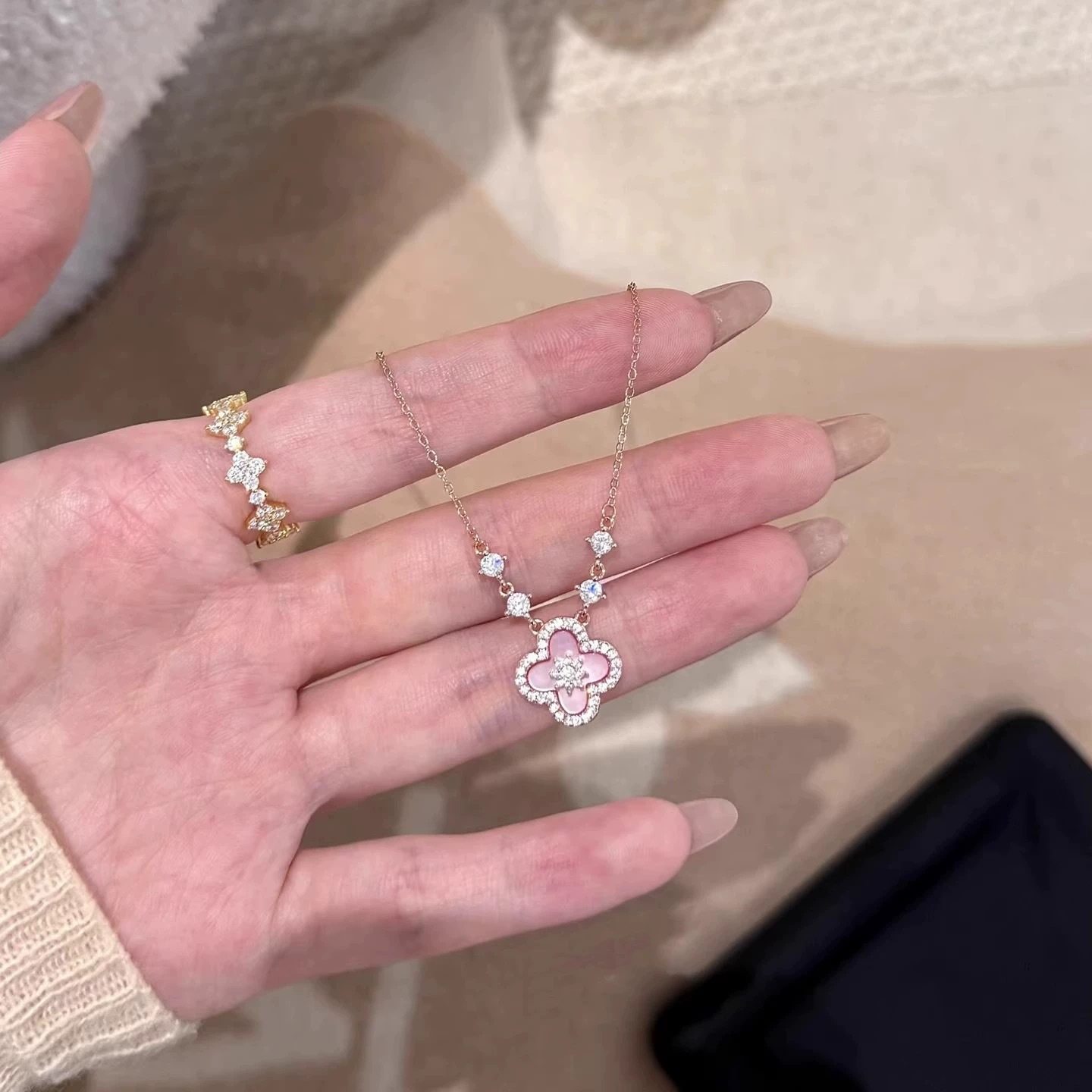 粉色滴胶四叶草项链女时尚小众轻奢设计感锁骨链个性高级感潮颈链 - 图0