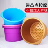 Толстая пена в ванне с бочкой углубления ванной комнаты для ванной комнаты для ванны красоты.