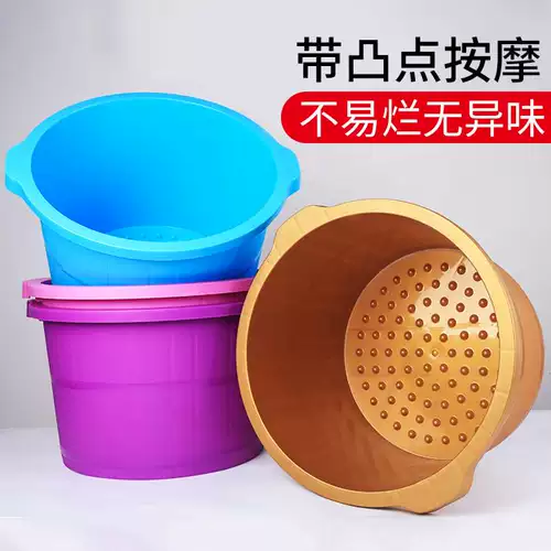 Толстая пена в ванне с бочкой углубления ванной комнаты для ванной комнаты для ванны красоты.