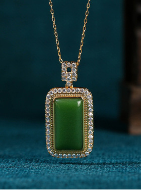 2025秋冬季新配饰高保色铜镀金祖母绿仿和田玉碧玉无事牌锁骨项链