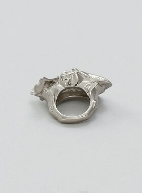 日本直邮MM6 Maison Margiela 银色戒指饰有品牌标志这款时尚百搭