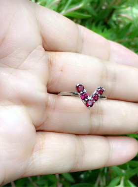 酒红石榴石镶嵌小巧精致银戒指女