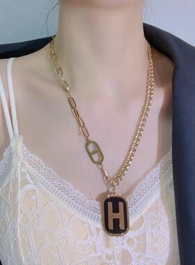 字母项链粗链猪鼻子字母毛衣链2022钛钢设计编织嘻哈黑牌锁骨链