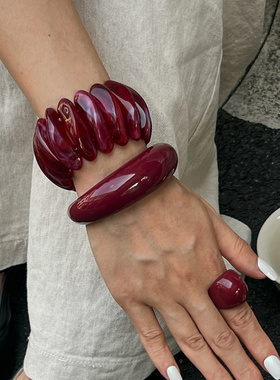 时尚ins风弧形晕染酒红色手镯Bra