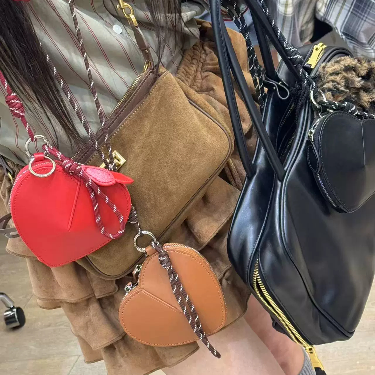 韩系小众设计爱心百搭时尚复古挂脖包手拎零钱包迷你耳机包 - 图2