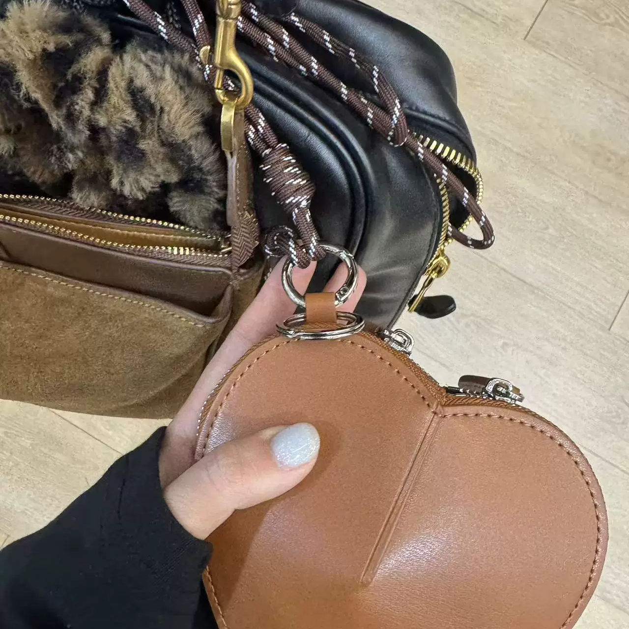 韩系小众设计爱心百搭时尚复古挂脖包手拎零钱包迷你耳机包 - 图1