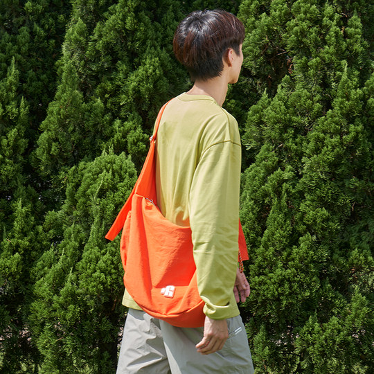 花儿与少年同款VAOPER喂牌原创运动斜挎包男旅行包单肩饺子包女