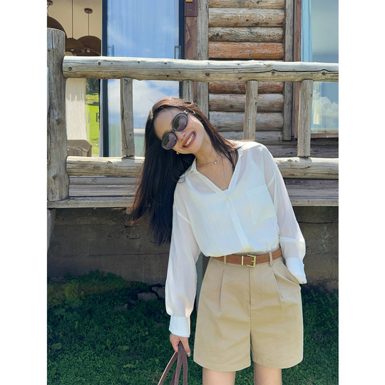 V-neck shirt loose and slim and versatile