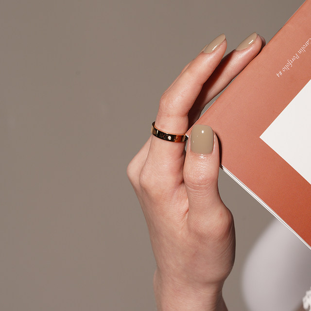 UNNA Morandi color nail polish squirrel gray appears white