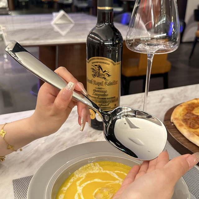 Buffet meal picking spoon shared spoon