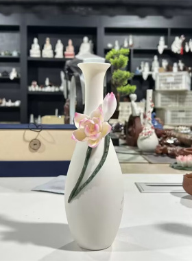 陶瓷摆件放干冰日式餐厅