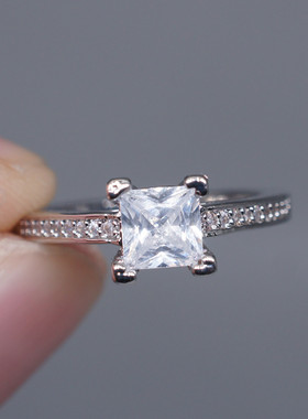 POLYSUTT方钻公主戒指四女仿真钻石时尚钻戒银饰新鲜出炉POLYSUTT