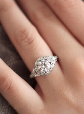 POLYSUTT欧美创意仿真克拉钻石戒指 镶嵌半月锆石镀白金订婚饰品