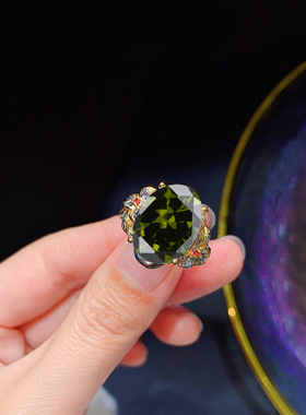 意大利复古雕花工艺镶嵌橄榄石戒指 三层双色金电镀大戒面开口戒