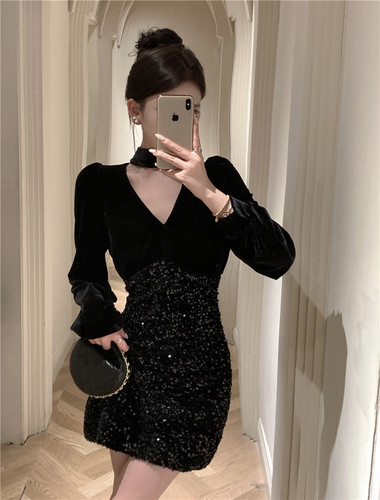 法式v领气质秋冬黑色连衣裙女金丝绒长袖亮片收腰显瘦包臀短裙子 - 图1