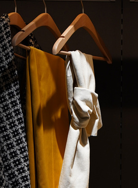 慕空间样板房衣帽间披肩围巾衣服