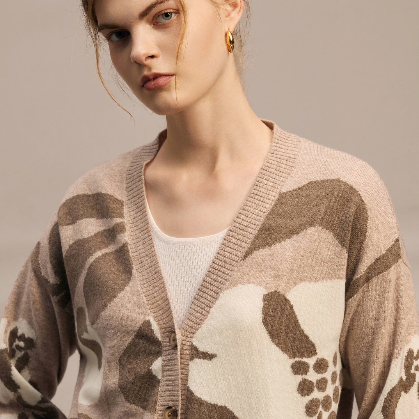 鹿王100%山羊绒衫女开衫V领花卉图案针织衫内搭保暖25年秋冬新款,淘宝优惠券,粉丝福利购,淘宝优惠卷