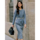 TieForHer Curator 2026 ຮູບແບບລະດູຮ້ອນແບບໃຫມ່ທີ່ມີສີຂີ້ເຖົ່າປານກາງທີ່ມີສະຕິປັນຍາສູງ, ຄໍຮອບສັ້ນແລະກະໂປງສັ້ນ