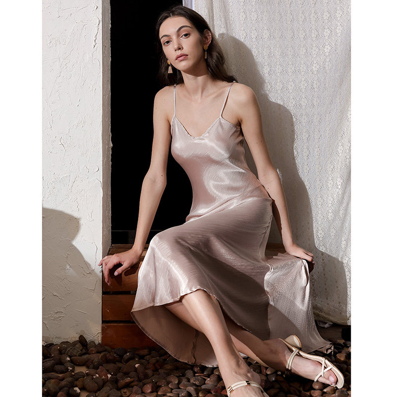 简约女夏2020新款缎面大摆连衣裙 裙踪魅影连衣裙