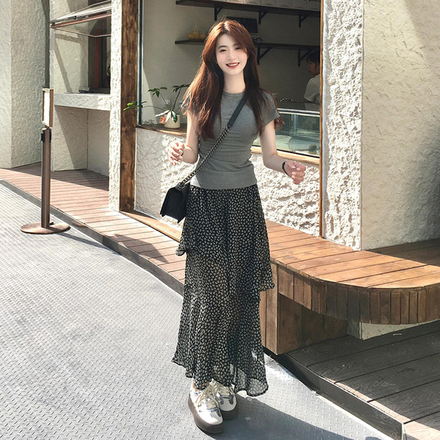 Two-piece floral skirt set with ruffle design