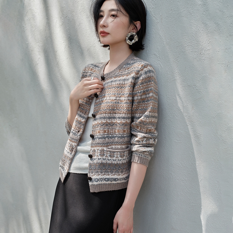 【LP美拉德系列】100%纯山羊绒圆领开衫撞色复古针织提花羊绒毛衣 - 图0