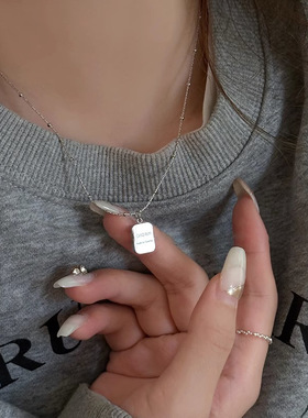金色吊坠方牌项链女ins冷淡风小众设计锁骨链2023年新款简约配饰